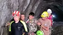 Para prajurit menyelamatkan seorang pekerja warga negara China dalam keadaan hidup dari sebuah terowongan saat operasi yang sedang berlangsung di proyek pembangkit listrik tenaga air Trishuli-3A di distrik Rasuwa, Nepal, Sabtu, 5 September 2026. (Angkatan Darat Nepal via AFP)