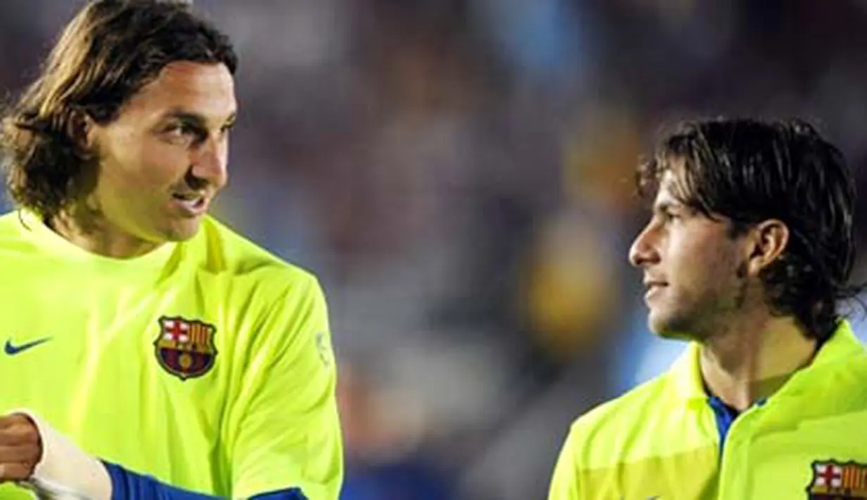 Striker baru Barcelona, Zlatan Ibrahimovic bercakap-cakap dengan rekannya Maxwell (Brasil) seusai laga persahabatan melawan Los Angeles Galaxy di Rose Bowl Stadium, Pasadena, California, 1 Agustus 2009. AFP PHOTO/GABRIEL BOUYS 
