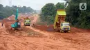 Kondisi proyek jalan baru Bojonggede-Kemang (Bomang) di Jampang, Kabupaten Bogor, Jumat (25/9/2020). Proyek jalan baru Bomang kini memasuki tahap pengurukan tanah untuk pemadatan. (merdeka.com/Dwi Narwoko)