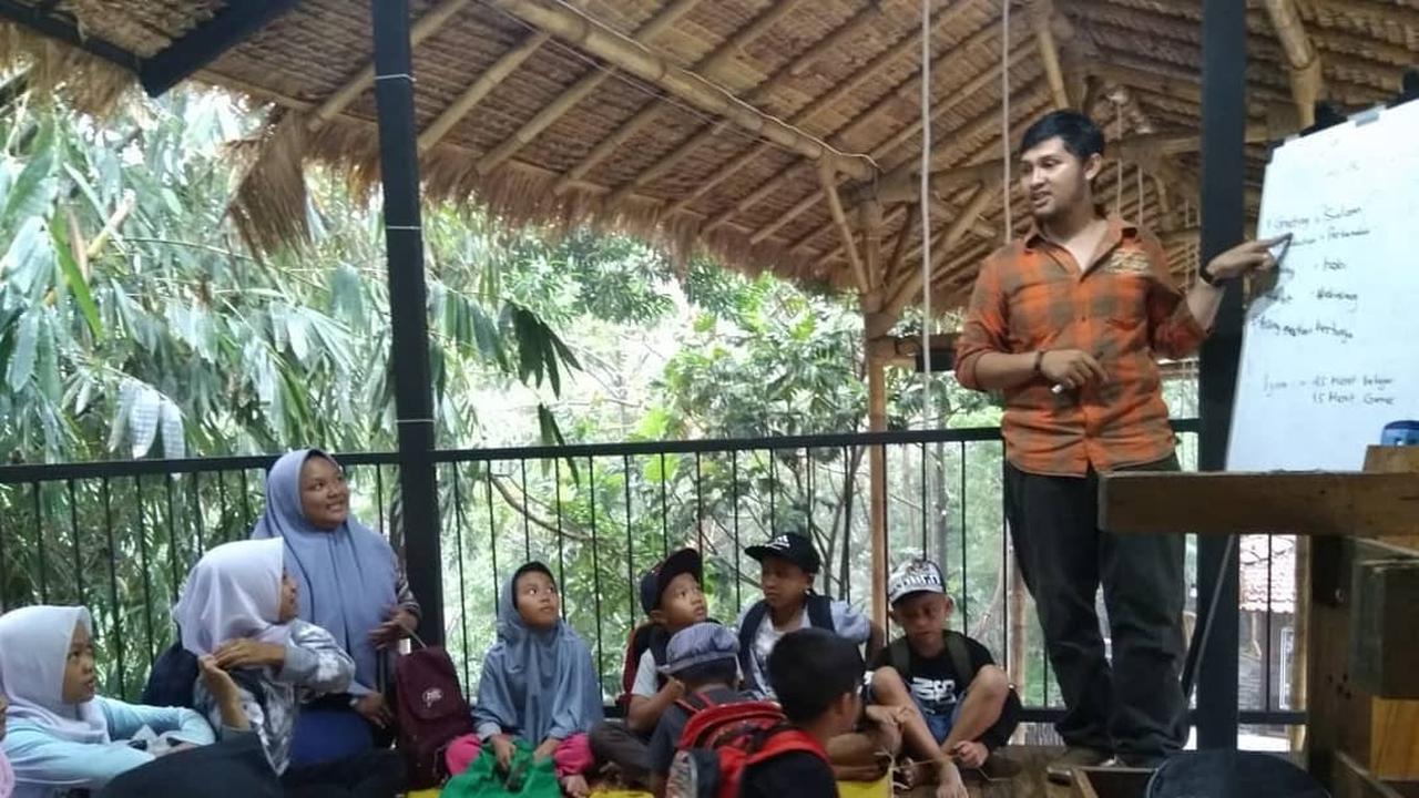 Kelas bahasa Inggris oleh Bank Sampah Bersinar.