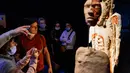 Pengunjung melihat salah satu karya seni yang dipajang dalam pameran anatomi tubuh manusia bertajuk 'Body Worlds' di Moskow, Rusia (24/3/2021). Pameran ini digagas oleh ahli anatomi asal Jerman, Gunther von Hagens. (AFP/Dimitar Dilkoff)
