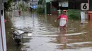 <p>Warga berjalan melewati banjir di Perumahan Ciledug Indah 1 dan 2, Kota Tangerang, Banten, Sabtu (16/7/2022). Banjir tersebut merendam ratusan rumah di dua titik-titik tersebut dengan ketinggian yang bervariasi, mulai dari 50 sentimeter, hingga 1,5 meter. (Liputan6.com/Angga Yuniar)</p>