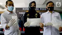 Kepala Kantor Bea Cukai Bandara Soetta Finari Manan (tengah) menunjukan barang bukti narkoba jenis sabu saat rilis di Kantor Bea Cukai Bandara Soetta, Tangerang, Jumat (18/9/2020). Selama pandemi COVID-19 Bea Cukai berhasil menggagalkan 177 kasus penyelundupan narkoba. (Liputan6.com/Fery Pradolo)