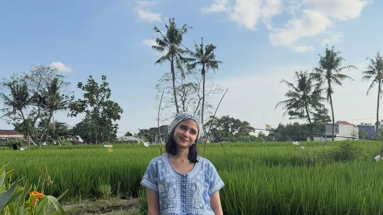 Main di Sawah, Tissa Biani Tampil Stylish dengan Dress Biru dan Scarf Bermotif