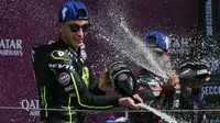 Pembalap Spanyol dari tim Trackhouse MotoGP, Raul Fernandez (kiri), menyemprotkan sampanye untuk merayakan kemenangannya di podium bersama pembalap Spanyol dari tim Aprilia Racing yang menduduki posisi kedua, Jorge Martin (kanan), usai balapan MotoGP Grand Prix Inggris di Sirkuit Silverstone, Inggris tengah, pada 9 Agustus 2026. (Glyn KIRK/AFP)