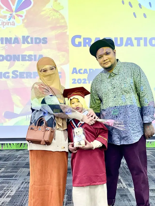 6 Potret Virgoun Dampingi Starla Wisuda, Persembahkan Lagu Untuk Sang Anak