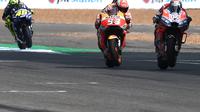 Persaingan pembalap Repsol Honda, Marc Marquez dan pembalap Ducati, Andrea Dovizioso pada MotoGP Thailand 2018. (LILLIAN SUWANRUMPHA / AFP)