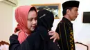 Ibu Negara, Iriana Widodo memeluk dan menyampaikan ucapan duka ke Menteri KKP, Susi Pudjiastuti di kediamannya di Jalan Widya Candra, Jakarta, Selasa (19/1). Jenazah putra sulung Menteri Susi dijadwalkan tiba di Tanah Air pada Kamis lusa. (Rumgapres)