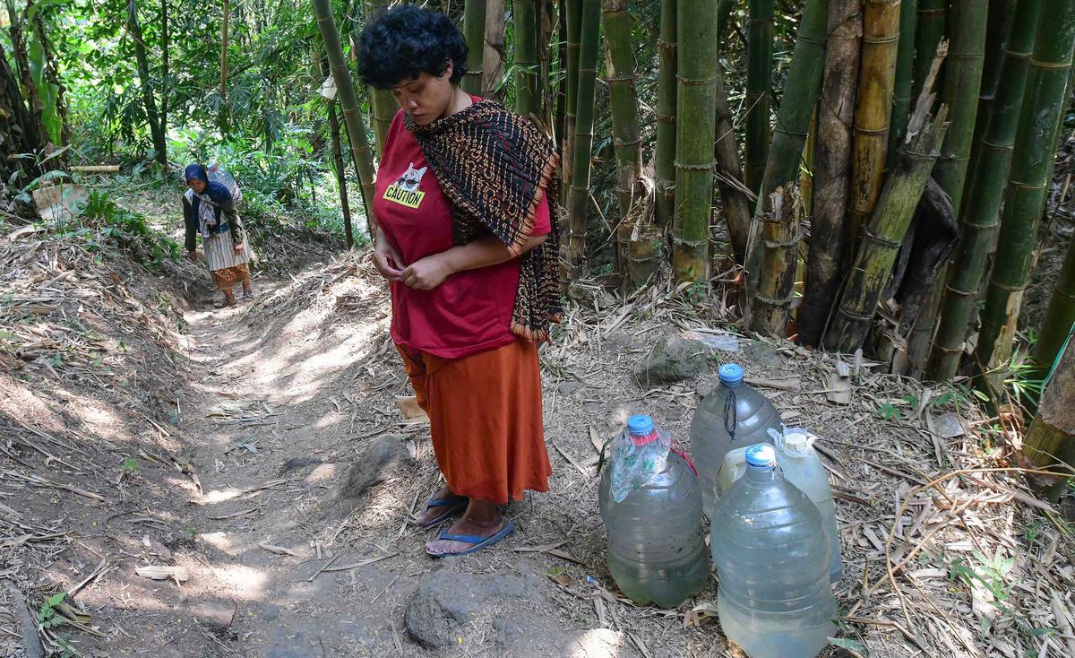 Perjuangan Sujanah Tunanetra Mencari Air Bersih
