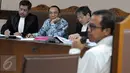 Mantan Menteri ESDM, Jero Wacik menyimak keterangan dari Pemred Indopos Muhammad Noer Sardono alias Don Kardono pada persidangan, di Pengadilan Tipikor, Jakarta, Senin (16/11/2015). (Liputan6.com/Helmi Afandi)