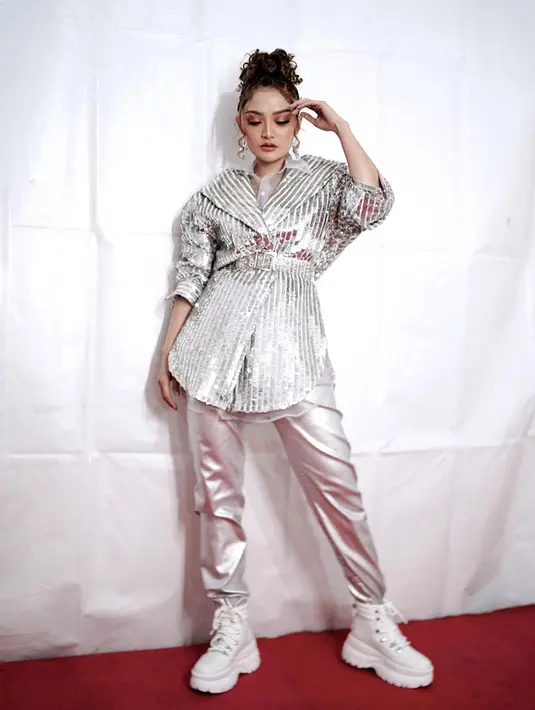 Begitu juga model sepatu boots dari girly dan combat ala tentara juga pernah dipakaiknya.  (Instagram @sitibadriahh)