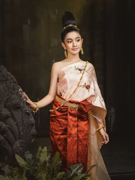 Gaya rambut sanggul tinggi membuat look Jenna manglingi (Foto: Facebook Jenna Norodom)