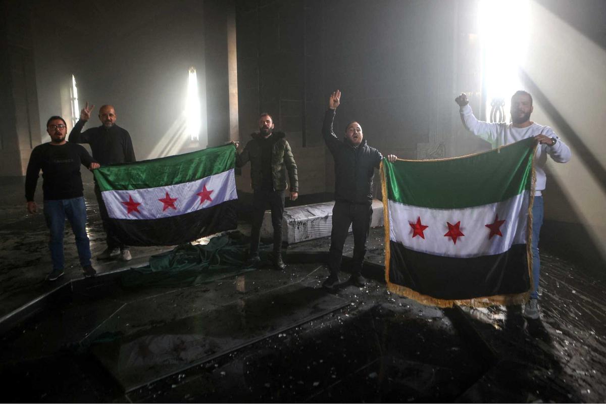 Makam mewah ayah Bashar Al-Assad dibakar pejuang pemberontak