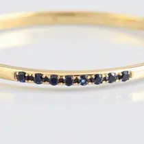 Gelang Bangle Polos atau Bertatah Permata/Model Gelang Emas Simple Elegan (Sumber: qwen.ai)
