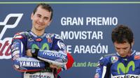 Rider Movistar Yamaha Jorge Lorenzo mengungguli rekan setimnya, Valentino Rossi, dalam balapan MotoGP 2015 di Sirkuit Aragon, Spanyol, Minggu (27/9/2015). (Liputan6.com/REUTERS/Marcelo del Pozo)