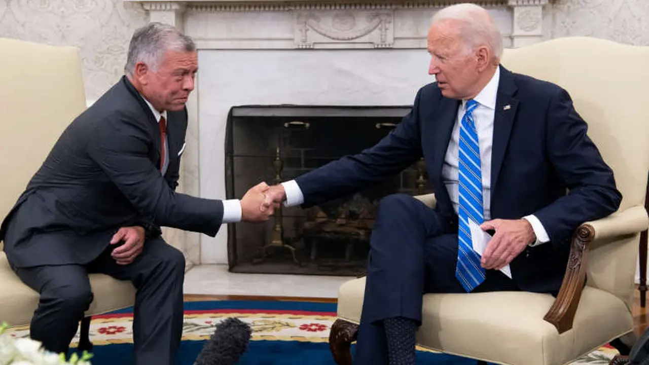 Pertemuan Presiden AS Joe Biden dengan Raja Abdullah II dari Yordania di Gedung Putih pada Senin (19/7/2021). (Photo credit: Saul Loeb /AFP)