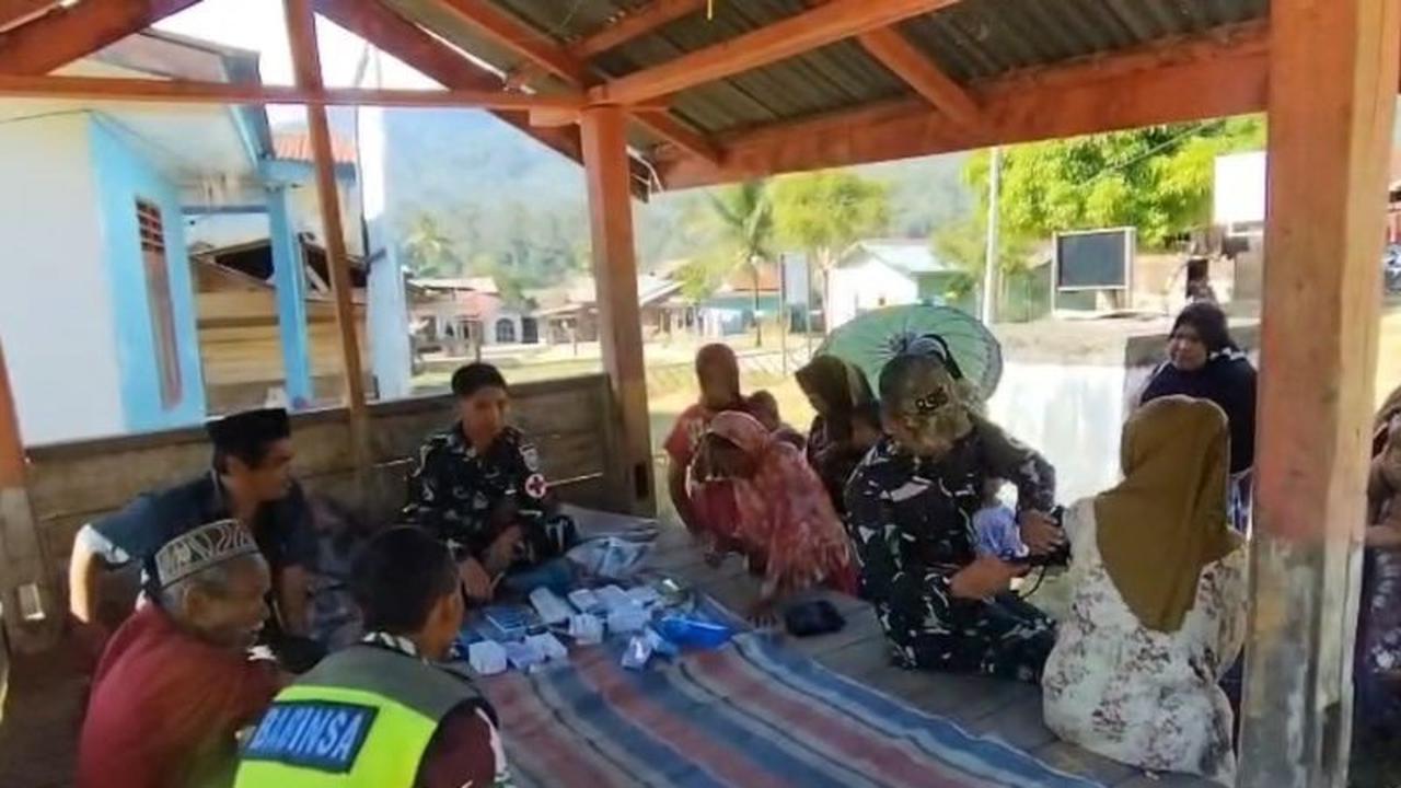 TNI Jemput Bola Beri Layanan Kesehatan Gratis untuk Warga Terdampak Bencana di Aceh