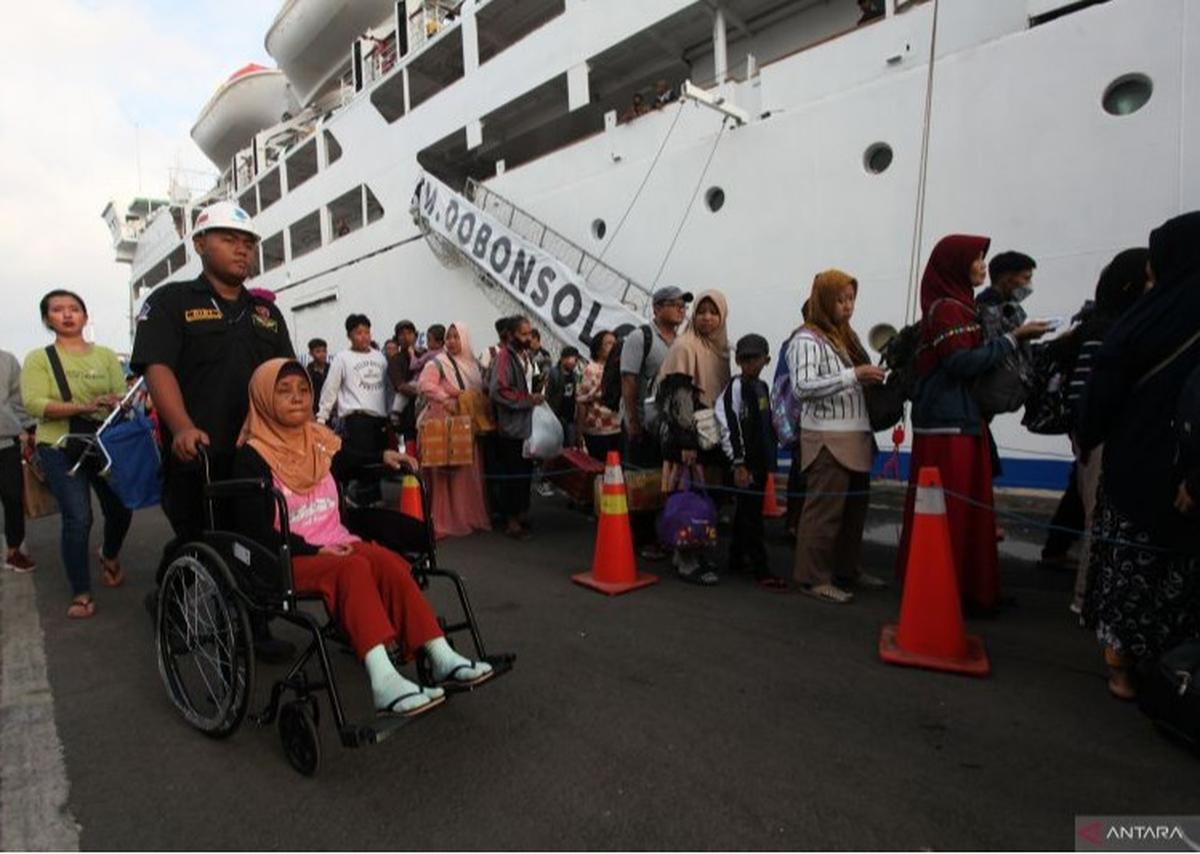 KM Dobonsolo Pacu Volume Penumpang Kapal Laut Januari 2025