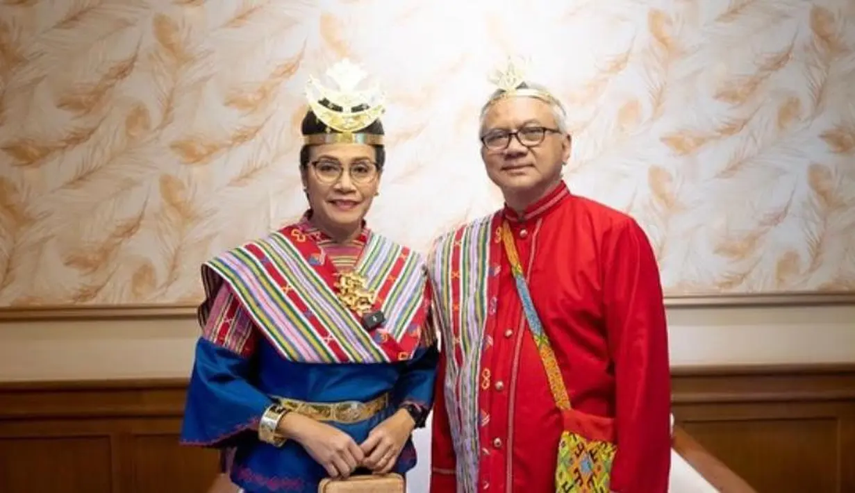 Menteri Keuangan Sri Mulyani beserta suami mengenakan pakaian adat dari Soe, Kabupaten Timor Tengah Selatan, NTT. Dengan mengenakan tenun Nunkolo bernuansa merah. [Instagram/smindrawati]