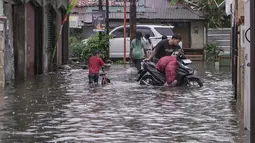 Genangan terjadi akibat hujan deras dengan intensitas tinggi dan berlangsung lama. (merdeka.com/Arie Basuki)