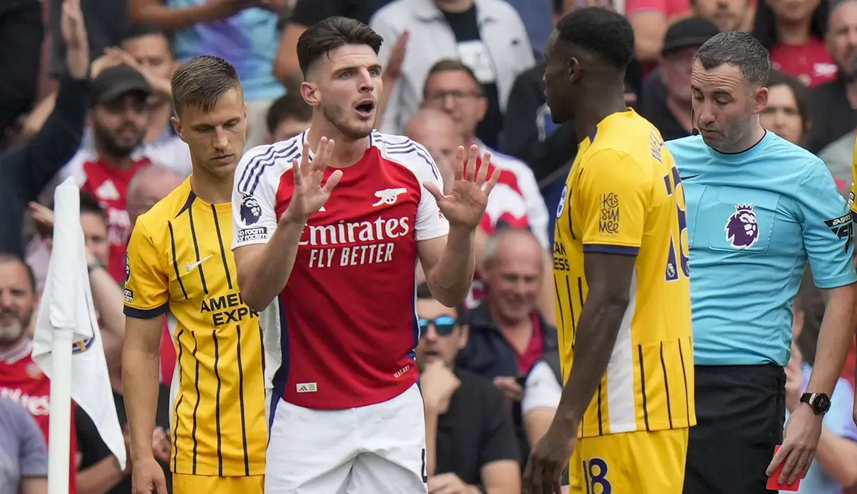 Ekspresi bingung pemain Arsenal, Declan Rice setelah diganjar kartu merah oleh wasit pada laga lanjutan Liga Inggris 2024/2025 melawan West Ham United di Emirates Stadium, London, Inggris, Sabtu (31/08/2024). (AP Photo/Alastair Grant)