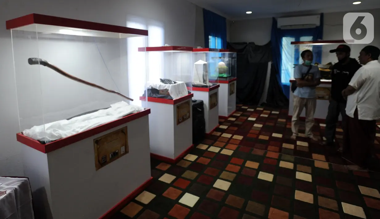 Peninggalan Nabi Muhammad SAW dipamerkan dalam pameran artefak asli Rasulullah di Masjid Jami At-Taqwa, Sukamaju, Depok, Jawa Barat, Selasa (29/12/2020). Pameran ini dalam rangka meningkatkan kecintaan kepada Nabi Muhammad SAW. (merdeka.com/Arie Basuki)