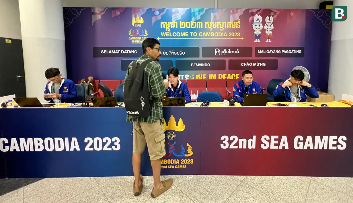 <p>Suasana stan registrasi ID card peliputan SEA Games 2023 Kamboja di Bandara Internasional Phnom Penh, Kamboja, pada Jumat (28/4/2023). Proses registrasi berupa penempelan hologram untuk kontingen dan wartawan. (Bola.com/Abdul Aziz)</p>