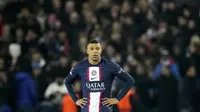 Pemain Paris Saint-Germain (PSG), Kylian Mbappe, tampak kecewa setelah golnya ke gawang Bayern Munchen dianulir wasit pada  leg pertama babak 16 besar Liga Champions 2022-2023, Rabu (15/2/2023). PSG takluk dari sang tamu Bayern Munchen. (AP Photo/Christophe Ena)