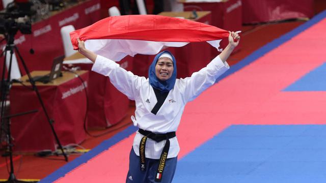 Atlet taekwondo Indonesia, Defia Rosmaniar, meraih medali emas di Asian Games 2018 (Liputan6.com / Helmi Fithriansyah)