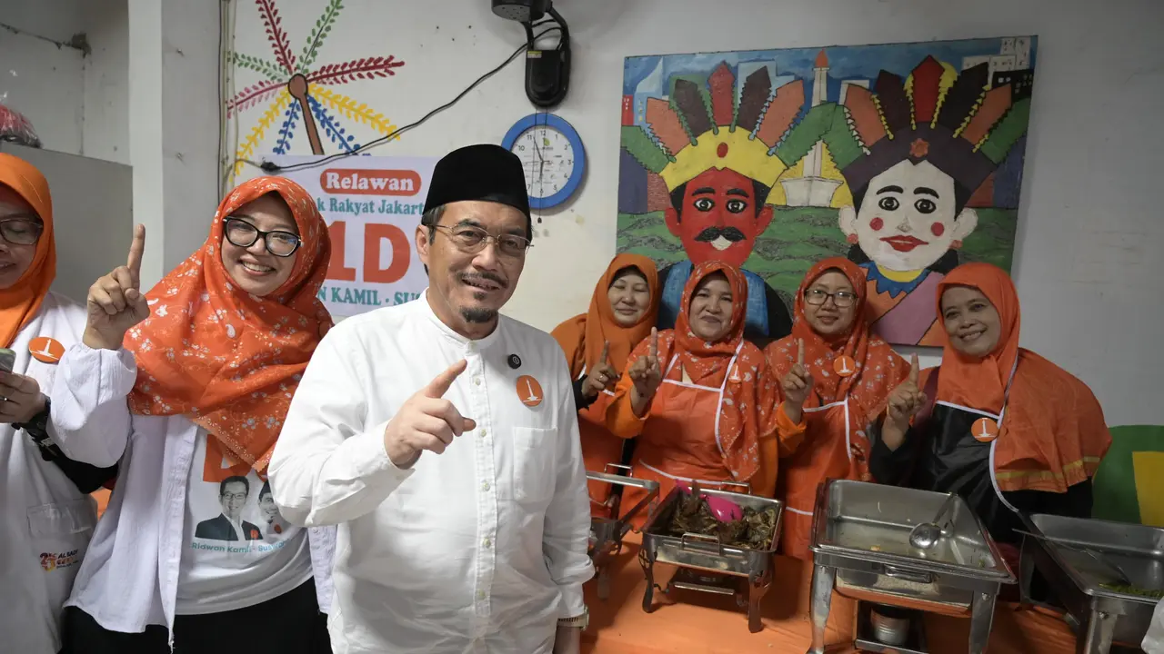 Calon wakil gubernur Jakarta nomor urut 1, Suswono menghadiri giat makan siang bersama masyarakat di Cempaka Putih, Jakarta Pusat.