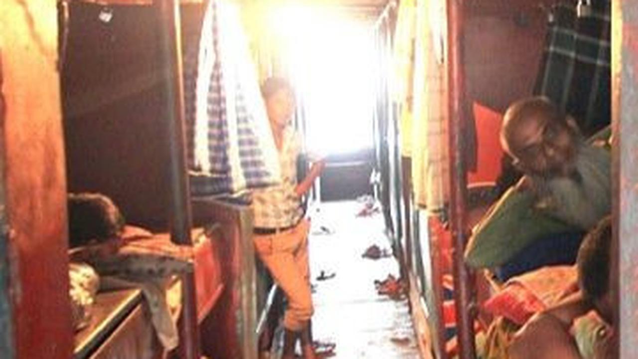 Suasana bagian dalam kamar hotel yang cukup sederhana. <br>