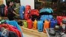 Seorang karyawati memamerkan beberapa produk Consina mulai dari tas hingga peralatan outdoor lainnya di gudang pusat Consina yang baru saja diresmikan di Naragong, Bekasi, Senin (12/12). (Liputan6.com/Helmi Affandi)