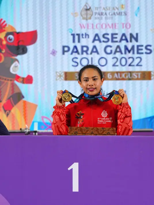 Lifter andalan Indonesia Widiasih Ni Nengah sukses memenuhi ekspetasinya dengan merebut dua medali emas di cabang kelas berat 45 kg putri ASEAN Para Games (APG) 2022 di Hotel Solo Paragon, Senin (1/8/2022). (FOTO: Dok. ASEAN Para Sports Federation)