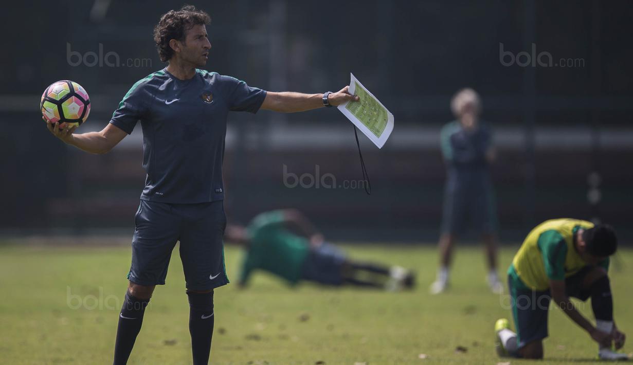 Pelatih Timnas Indonesia U-22, Luis Milla, memberikan instruksi saat latihan di Lapangan SPH Karawaci, Banten, Selasa (8/8/2017). Latihan dilakukan sebagai persiapan jelang SEA Games 2017 Malaysia. (Bola.com/Vitalis Yogi Trisna)