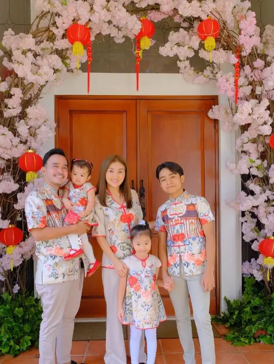 Presenter yang satu ini lebih memilih bekerja di hari Imlek. Meskipun tetap ada perayaan Imlek di kediamannya, dan hanya bersama keluarga intinya saja. (Instagram/ruben_onsu)