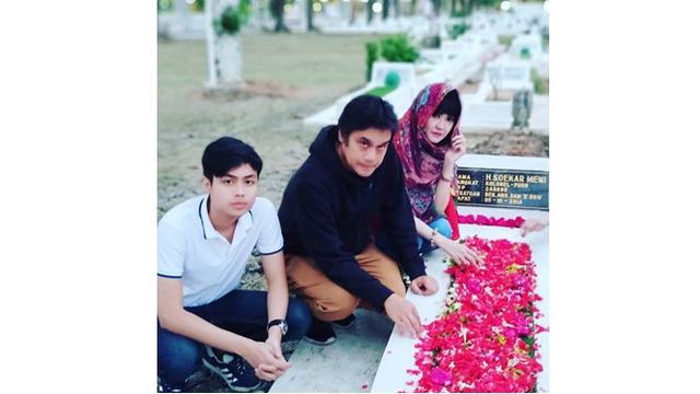 Ita Purnamasari dan keluarga saat berziarah ke makam almarhum bapaknya.