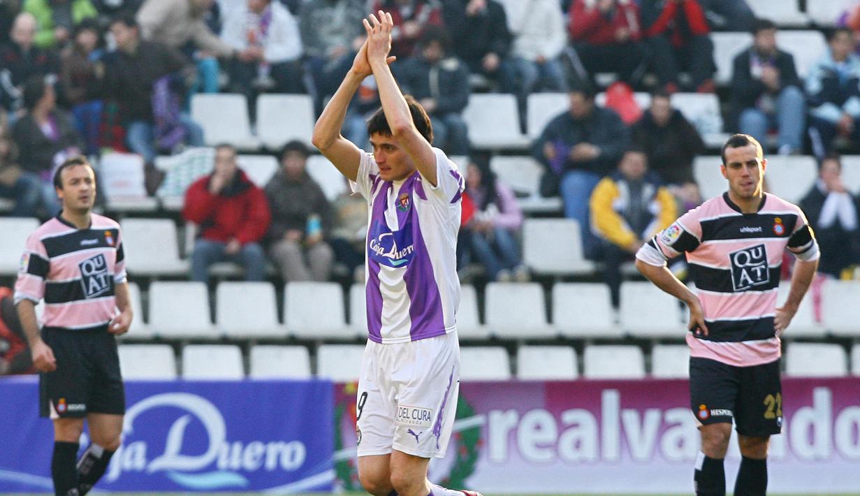 Joseba Llorente yang telah pensiun pada Juli 2013 bersama Real Sociedad ini mencetak gol dalam waktu 7,8 detik setelah kick-off. Momen itu terjadi saat Real Valladolid, tim yang dibelanya, bermain imbang 2-2 menghadapi tamunya, Espanyol pada laga pekan ke-20 Liga Spanyol musim 2007/2008 (20/1/2008). (AFP/Philippe Desmazes)