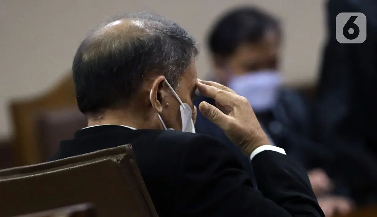 Terdakwa dugaan korupsi pengadaan tiga unit QCC PT Pelindo II tahun 2010, Richard Joost Lino saat sidang pembacaan tuntutan di Pengadilan Tipikor, Jakarta, Kamis (11/11/2021). RJ Lino dituntut pidana penjara 6 tahun, denda Rp500 juta subsider 6 bulan kurungan. (Liputan6.com/Helmi Fithriansyah)
