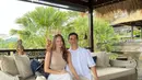 Lewat unggahan beberapa foto di akun Instagram pribadinya, memperlihatkan keduanya dalam gaya kasual tiba di sebuah resort.  [Foto: IG/enzystoria].