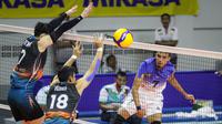 Pemain Surabaya Bhayangkara Samator, Samsul Kohar (kanan) melakukan spike ke arah tim Jakarta BNI 46 saat laga lanjutan PLN Mobile Proliga 2022 di GOR Padepokan Voli Jenderal Polisi Kunarto, Bogor, Jumat (14/01/2022). (Bola.com/Bagaskara Lazuardi)