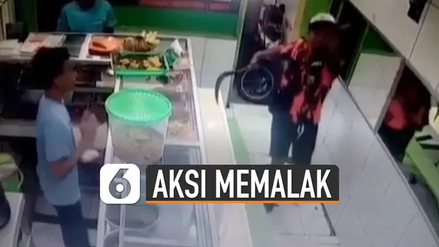 Aksi seorang pria berseragam ormas melakukan aksi memalak warung terekam kamera CCTV.