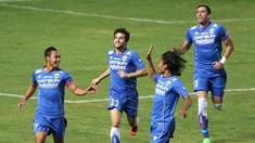 Pemain Persib, Atep  (kiri) saat merayakan gol ke gawang Mitra Kukar pada laga Torabika SC 2016 di Stadion Gelora Bandung Lautan Api, Sabtu (18/6/2016). (Bola.com/Nicklas Hanoatubun)