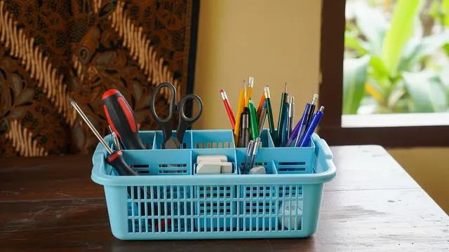 Memanfaatkan Keranjang Plastik Bekas Agar Tidak Jadi Sampah di Rumah untuk Menyimpan Perkakas Kecil dan Alat Tulis