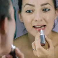 Temukan cara memilih perona bibir yang tepat untuk menonjolkan kecantikan alami dan memberikan tampilan segar setiap hari (Foto: Ladislav Stercell/Unsplash)