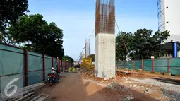 Penampakan proyek pembangunan jalan layang khusus bus Transjakarta paket Taman Puring terlihat sepi, Jakarta, Rabu (15/7/2015). Proyek pembangunan ini berhenti sementara selama libur Lebaran. (Liputan6.com/Yoppy Renato)