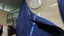 Menteri Keuangan AS, Steve Mnuchin menarik kain saat membuka plakat dalam peresmian pembukaan kedutaan AS di Yerusalem (14/5). Ada 32 duta besar berpartisipasi dalam upacara pembukaan Kedubes AS di Yerusalem tersebut. (AFP/Menahem Kahan)