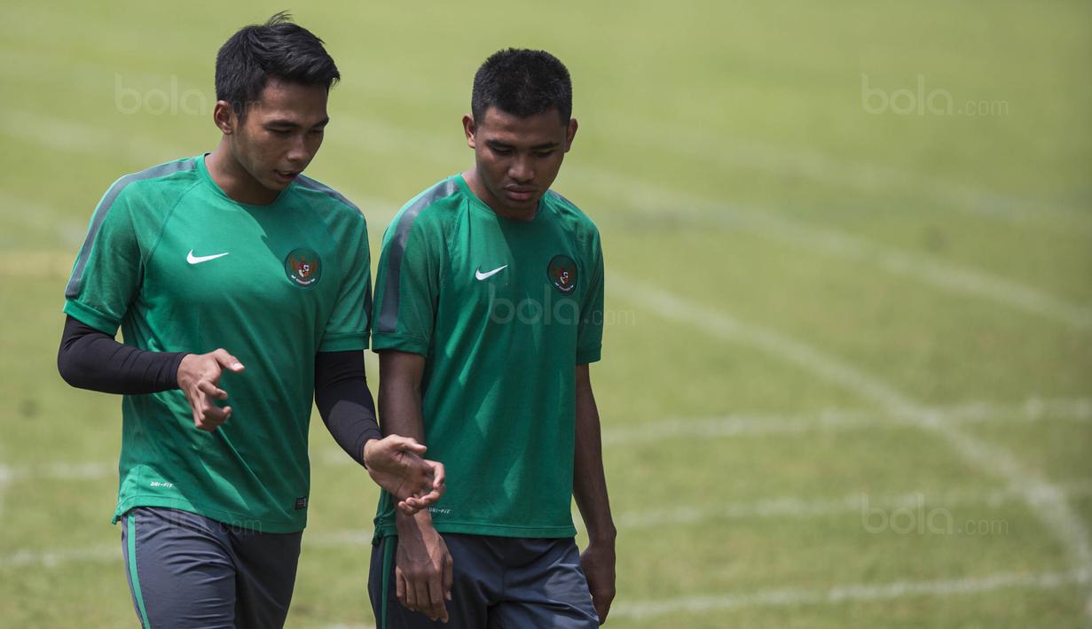 Pemain Timnas Indonesia U-22, Bagas Adi Nugroho dan Asnawi Mangkualam, berdiskusi usai latihan di Lapangan SPH Karawaci, Banten, Kamis (10/8/2017). Latihan dilakukan sebagai persiapan jelang SEA Games 2017 Malaysia. (Bola.com/Vitalis Yogi Trisna)