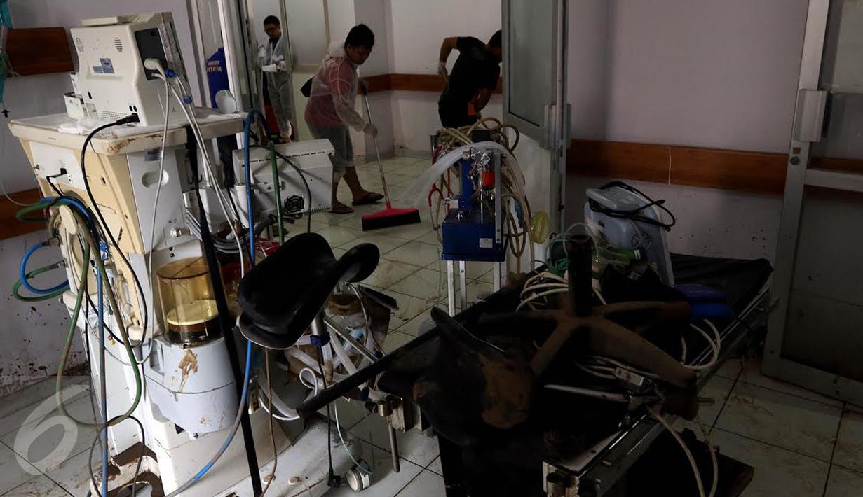 Petugas membersihkan sisa lumpur yang menggenangi RSUD dr Slamet akibat banjir bandang dari aliran sungai Cimanuk di Kabupaten Garut, Kamis (22/9). Pasca diterjang banjir bandang, peralatan perlengkapan RSUD dr Slamet rusak. (Liputan6.com/Johan Tallo)