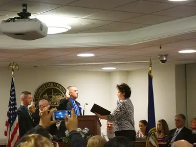 Pengambilan sumpah jabatan Wali Kota Somersworth, New Hampshire, Dana S Hilliard, di City Hall Somersworth, New York, AS, Kamis (7/1/2016). Untuk pertama kalinya, pembacaan ikrar setia wali kota itu dilakukan dalam bahasa Indonesia.(www.updetails.com)