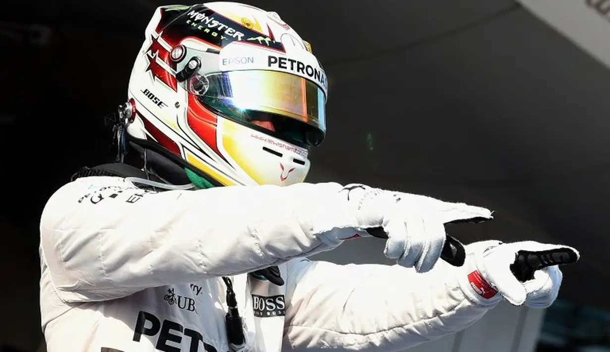 Lewis Hamilton berhasil finis terdepan dengan catatan waktu 1 jam 39 menit 42,008 detik. Dia unggul 0,7 detik atas Nico Rosberg yang berada di posisi kedua (GOH CHAI HIN/AFP)